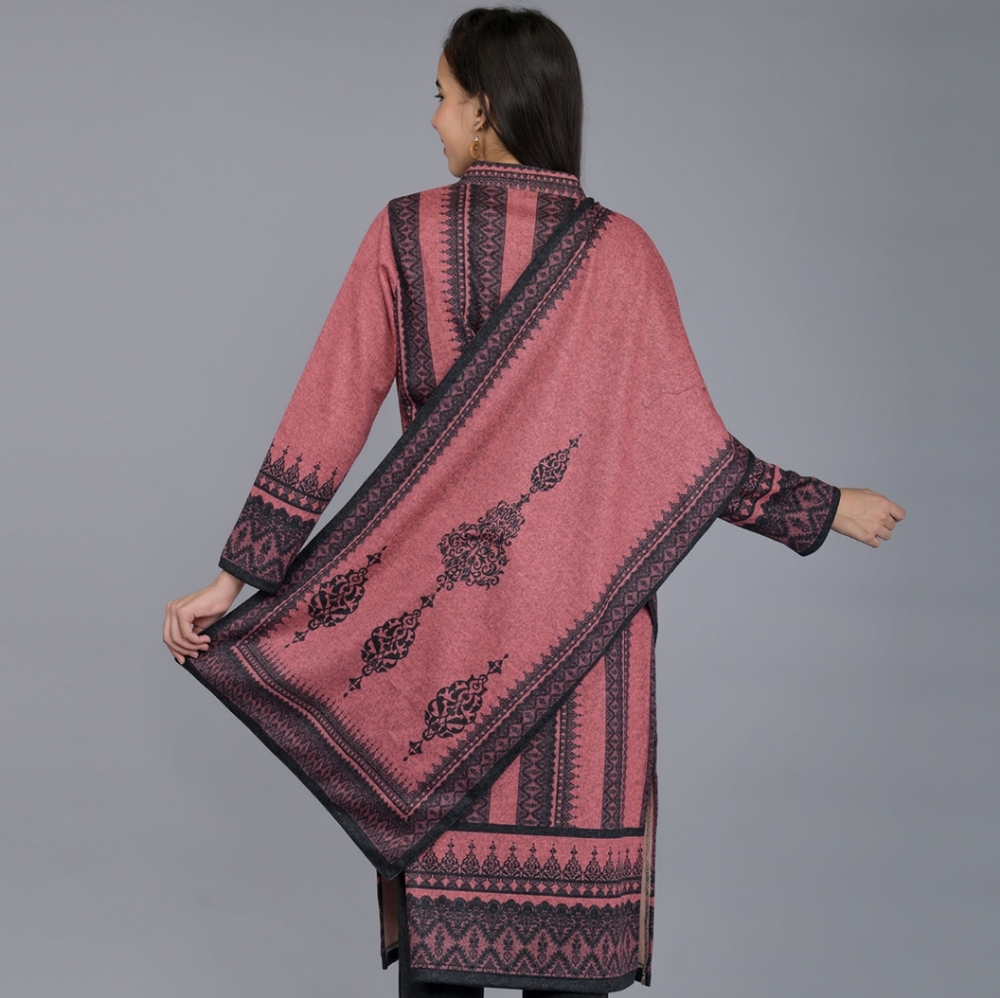 Pink woolen kurta set - Picture 3 of 4